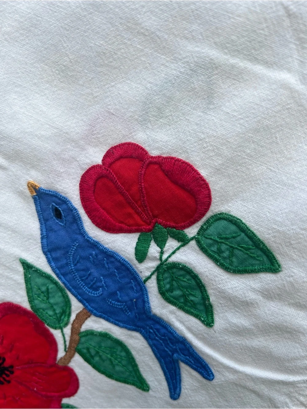 Vintage 1950s Embroidered Bluebird Red Poppy 36” Tablecloth